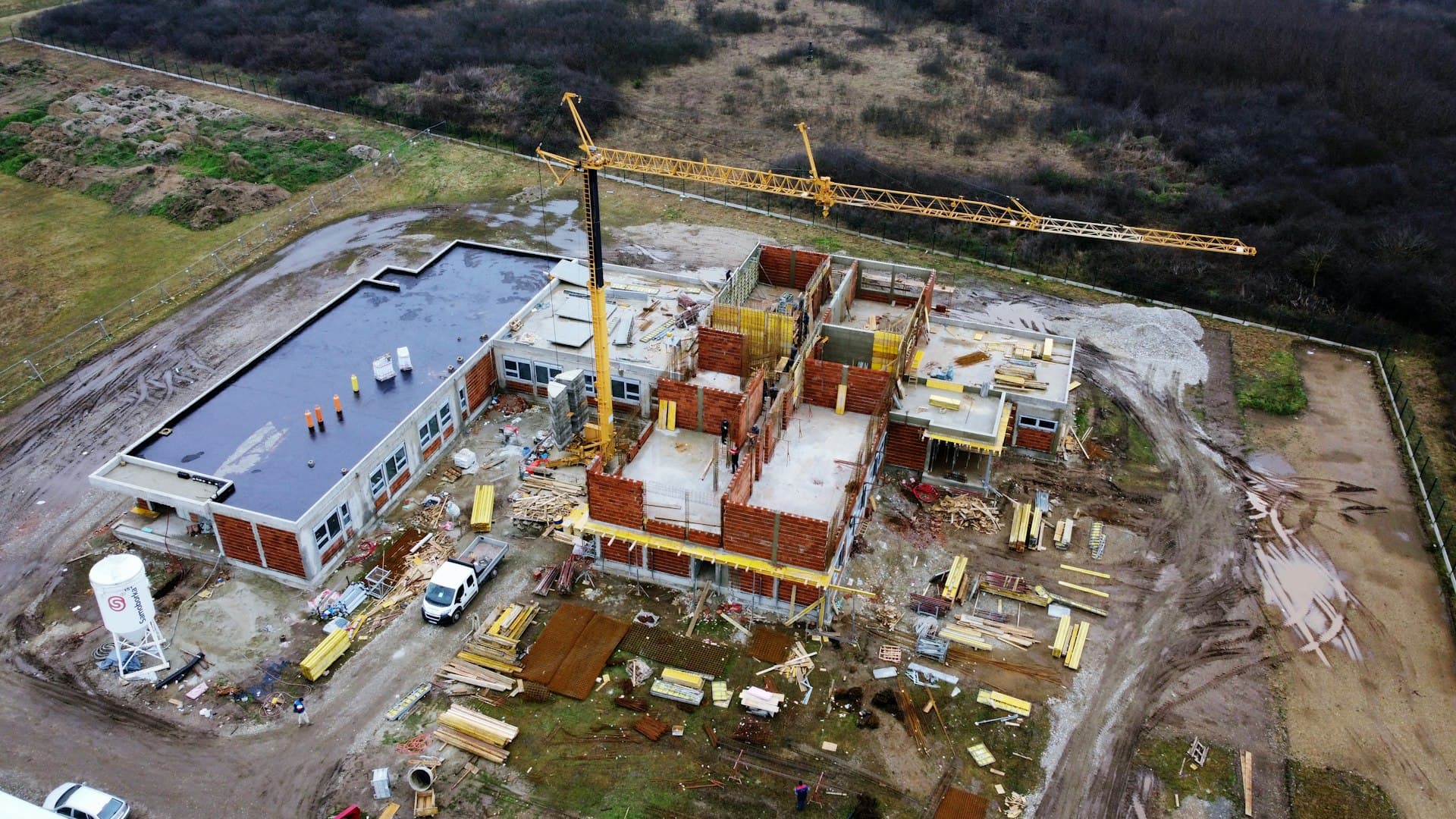 Bouwplaats van bovenaf gefotografeerd met een drone